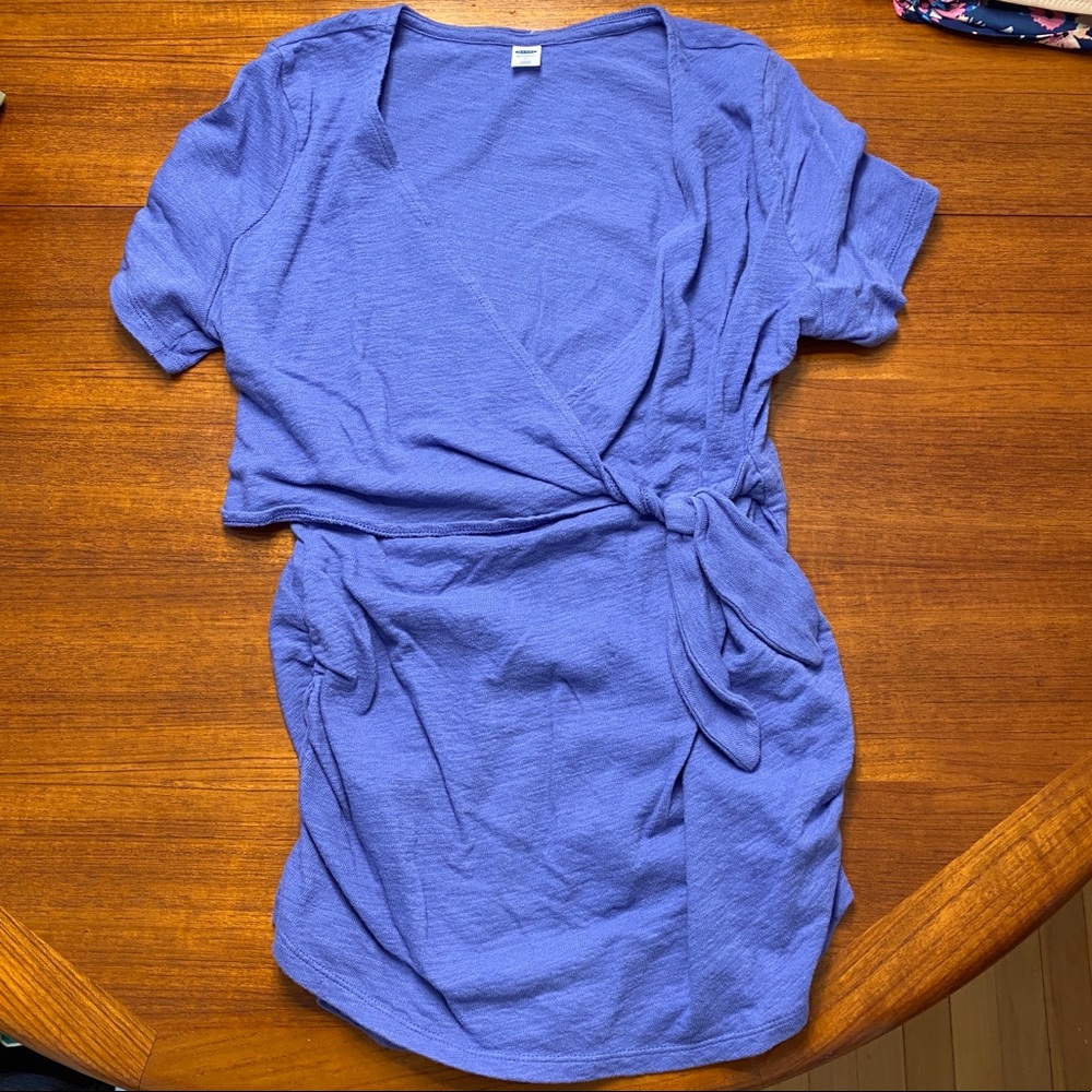 Old Navy maternity / nursing top tie front v-neck